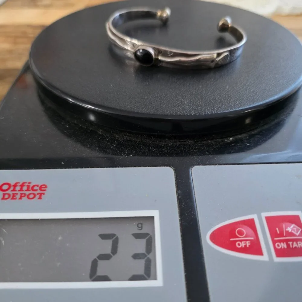 Silver and black onyx cuff bracelet ~ VINTAGE - Picture 2 of 8